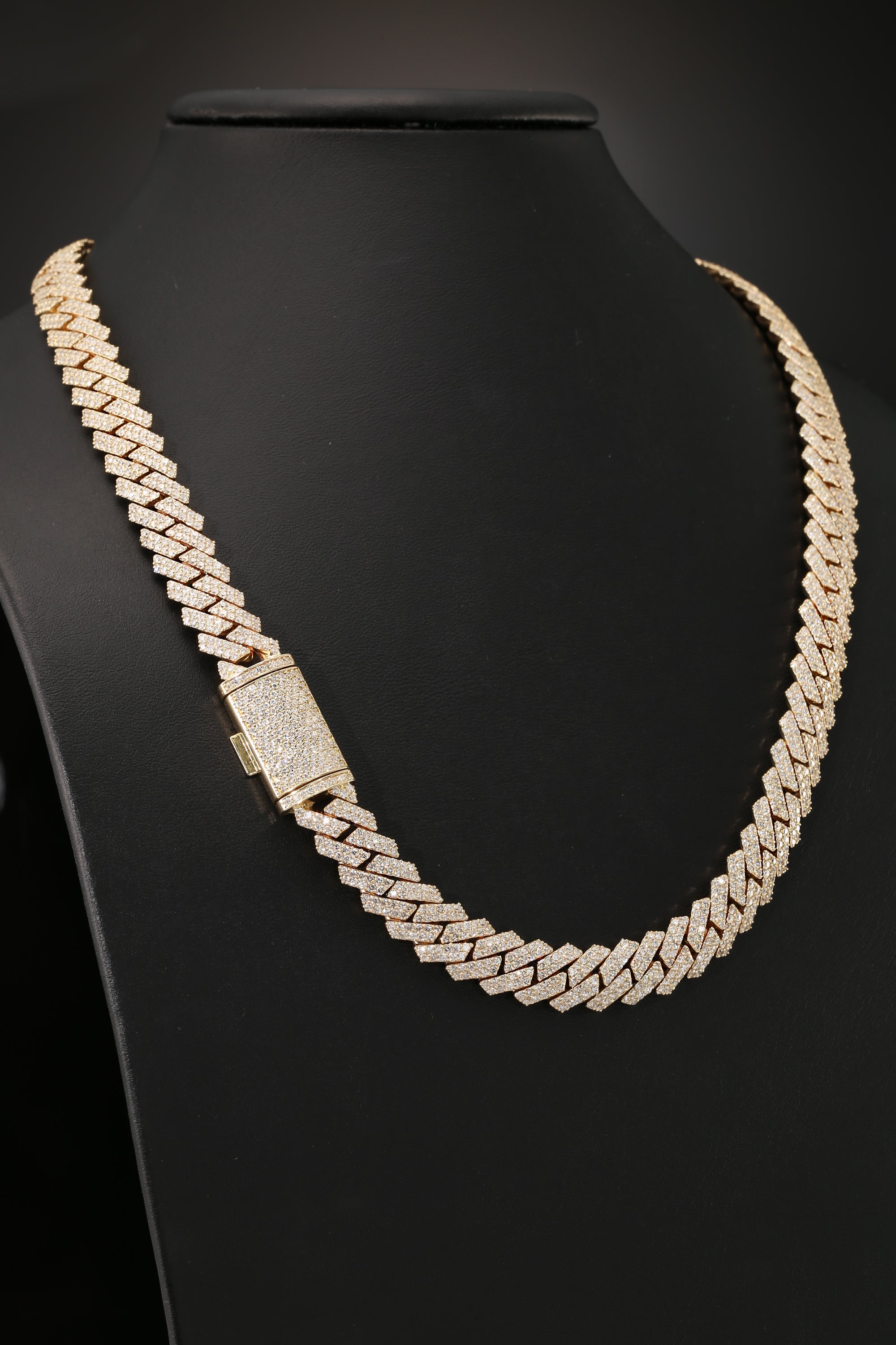 14K Yellow Gold Diamond Miami Cuban Link Chain Necklace. 22