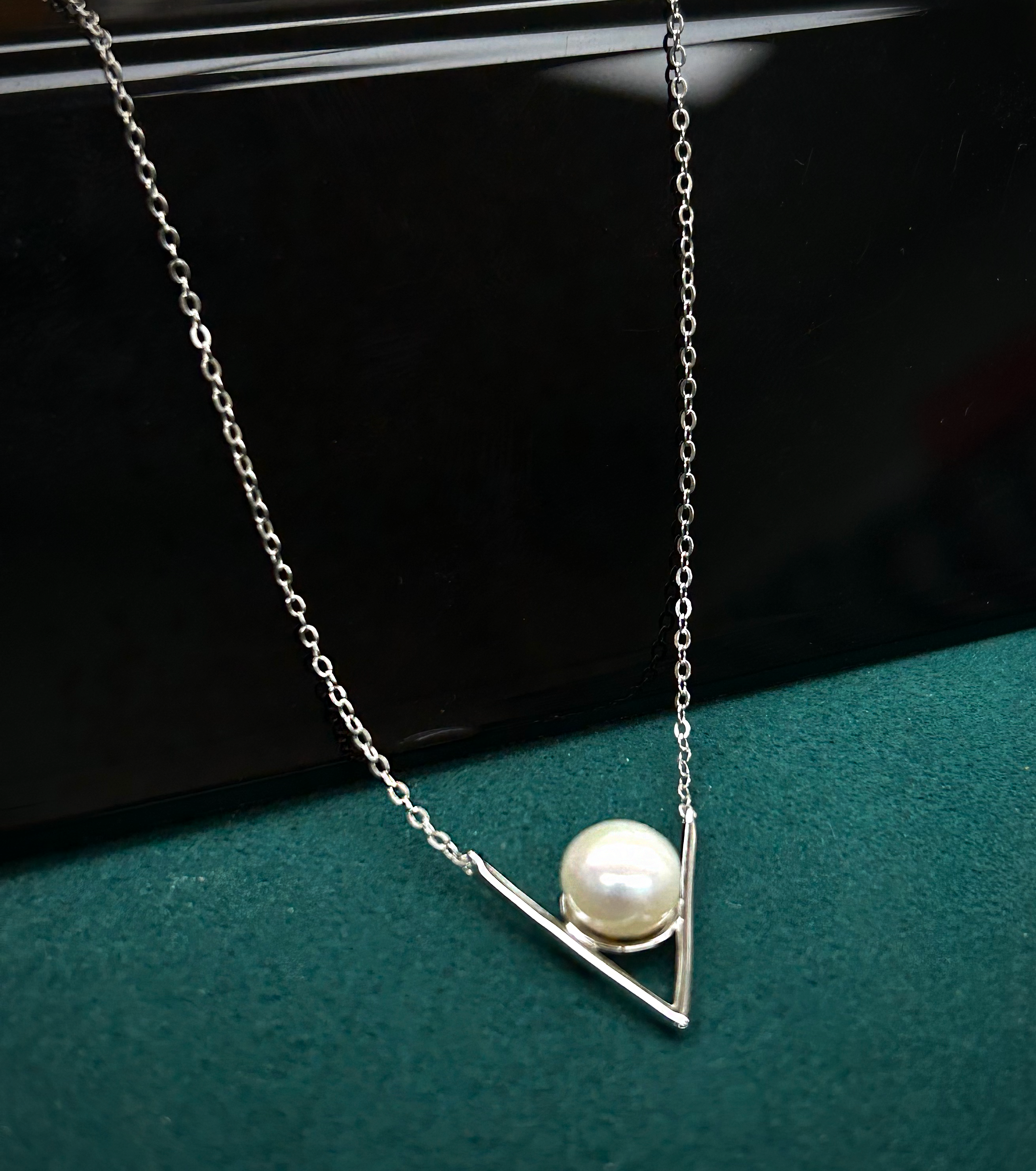 925 Sterling Silver Freshwater Pearl Necklace. Chevron Design. 18 inch